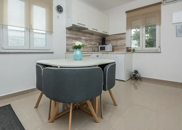 Apartman By The Sea - 18557 *