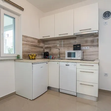 Apartment By The Sea - 18557 Vir